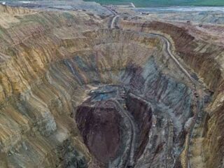Alrosa Invierte 1,260 Millones de Dólares en Nueva Mina de Diamantes Mir-Gluboky en Rusia