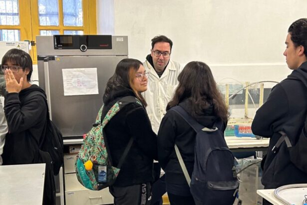 Escolares de Buin visitaron laboratorios del AMTC y participaron en taller de tecnologías de descontaminación de aguas