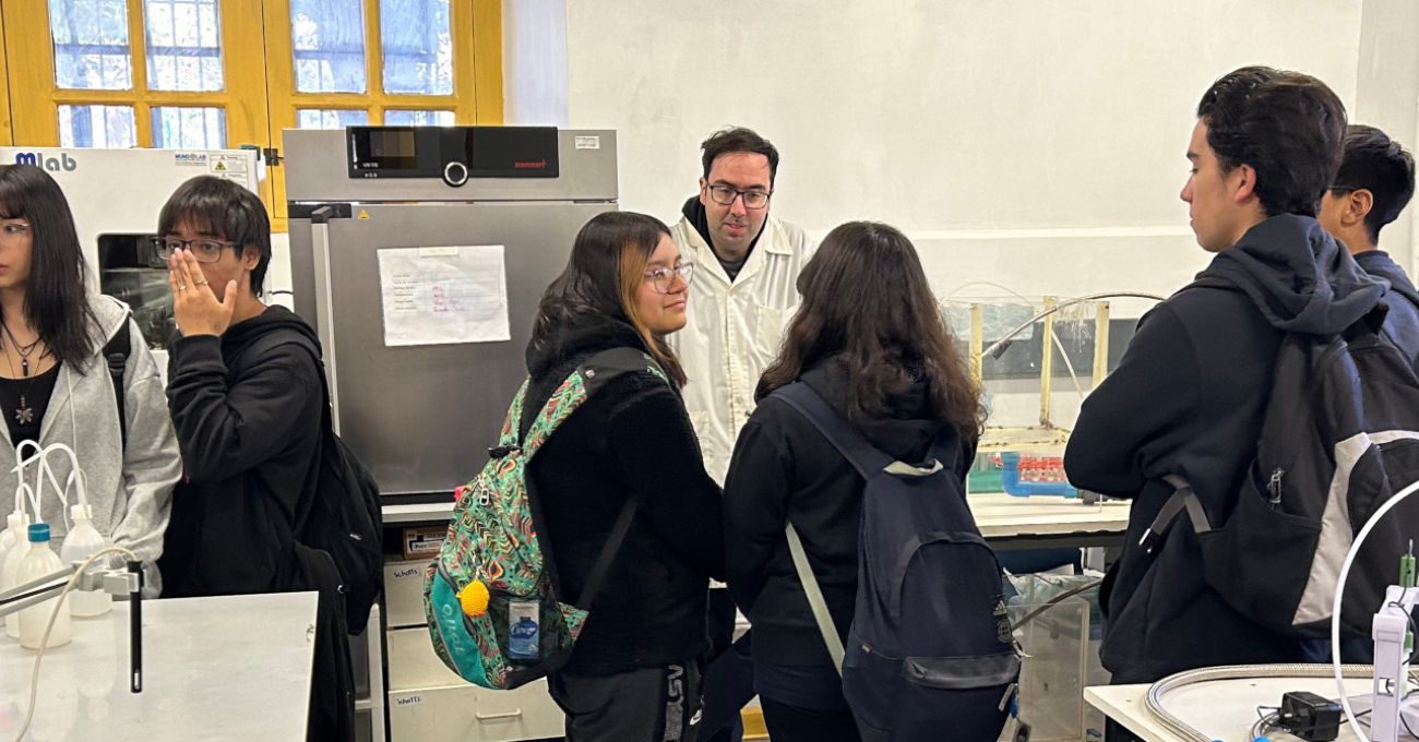 Escolares de Buin visitaron laboratorios del AMTC y participaron en taller de tecnologías de descontaminación de aguas