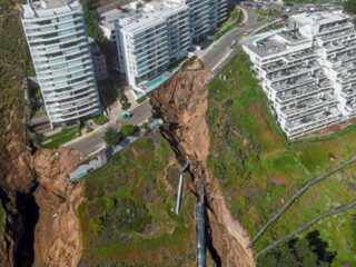 Socavón: gremios inmobiliarios y de la construcción refutan al MOP y apuntan a la falta de mantención en colector de aguas
