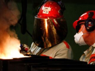 El Metal Plateado que Brilla con el Auge del Sector Solar