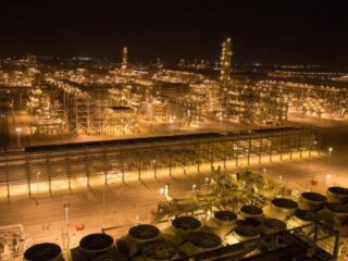 Aramco busca batir otro récord con una oferta de acciones de 50.000 millones de dólares