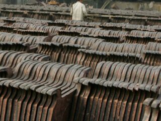 Metales básicos-cobre toca mínimo de dos semanas por alza existencias y débiles importaciones chinas