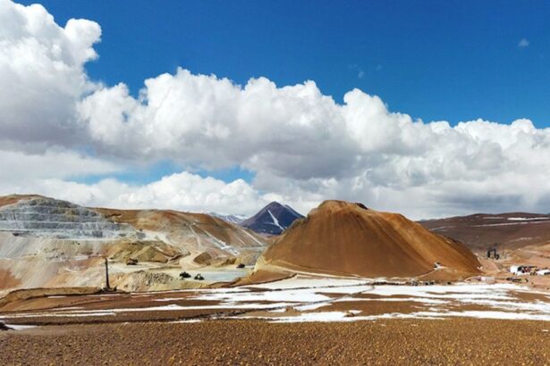 Impacto en el Mercado: Retraso en los Objetivos de Producción de Gold Fields en Chile