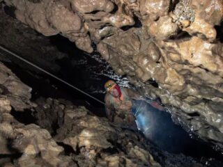 Intentan rescatar en Turquía a un estadounidense que quedó atrapado en una cueva a más de mil metros de profundidad
