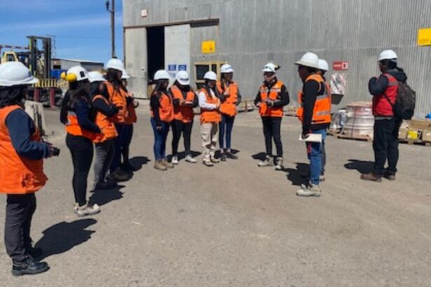 Estudiantes de liceos técnicos de Chañaral y Diego de Almagro conocen en terreno funcionamiento del Proyecto Rajo Inca