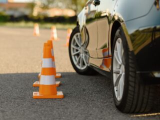 Ley que obliga a grabar patentes en ventanas y espejos: Todo lo que necesitas saber