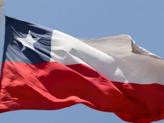 ¿Es obligatorio? Desde cuándo y cómo se debe instalar la bandera chilena en los domicilios