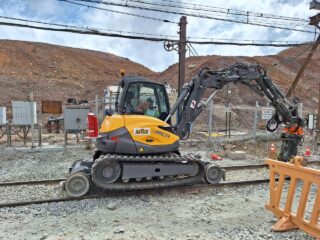 Mecanización en el cambio de durmientes del ferrocarril de El Teniente mejora productividad y seguridad de trabajadores