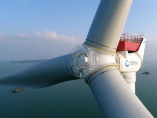 Turbina eólica más grande del mundo bate récord en medio de Tifón Haikui