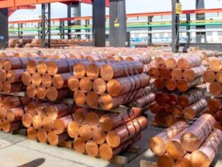 Auge en la Demanda Europea Mantiene la Prima del Cobre en Máximos Históricos para el Próximo Año