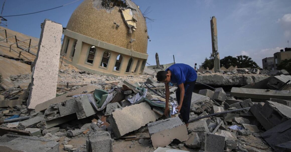 Un niño local busca entre los escombros de una mezquita destruida tras un ataque aéreo israelí en Khan Younis, Franja de Gaza. Fotógrafo: Ahmad Salem/Bloomberg