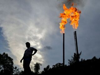 La industria petrolera se compromete a actuar sobre el metano y el gas de antorcha, declara el jefe de la COP28