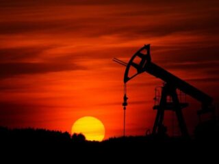 El petróleo se mantiene estable gracias a la fortaleza del dólar y a las señales mixtas de la oferta