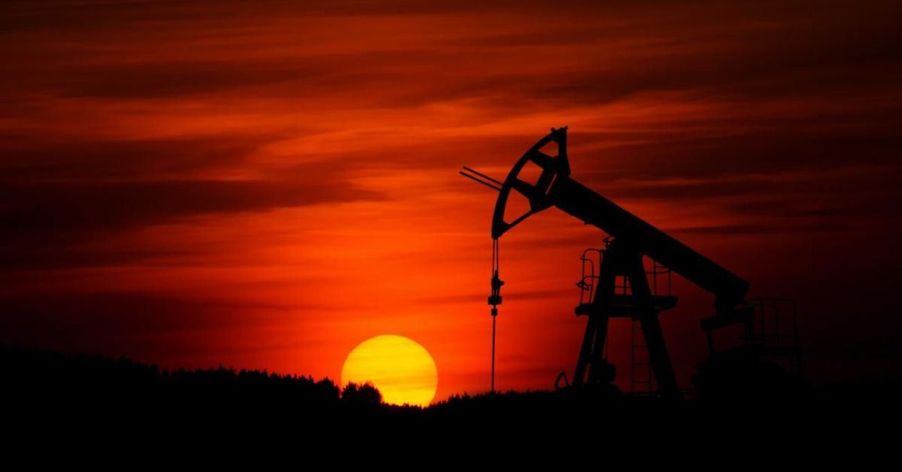 El petróleo se mantiene estable gracias a la fortaleza del dólar y a las señales mixtas de la oferta