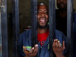 Cientos de Mineros Atrapados en Mina Sudafricana: Una Protesta o Retención Forzada?