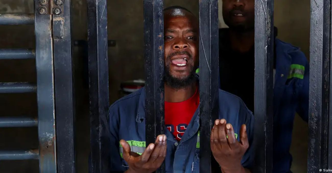 Cientos de Mineros Atrapados en Mina Sudafricana: Una Protesta o Retención Forzada?