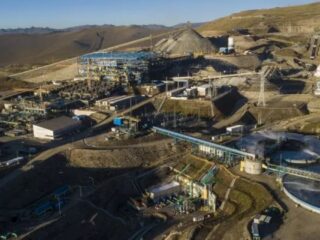 Minera peruana Las Bambas se estabiliza y aumenta previsión de producción de cobre para este año