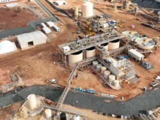 Bellevue Celebra su Primer Vertido de Oro en el Proyecto Goldfields