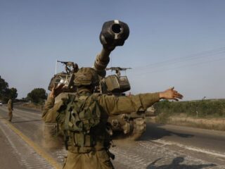 Un arma autopropulsada del ejército israelí avanza hacia la frontera con Gaza en las afueras de Sderot, Israel, el 8 de octubre.Fotógrafo: Kobi Wolf/Bloomberg