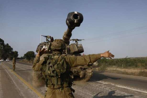 Un arma autopropulsada del ejército israelí avanza hacia la frontera con Gaza en las afueras de Sderot, Israel, el 8 de octubre.Fotógrafo: Kobi Wolf/Bloomberg