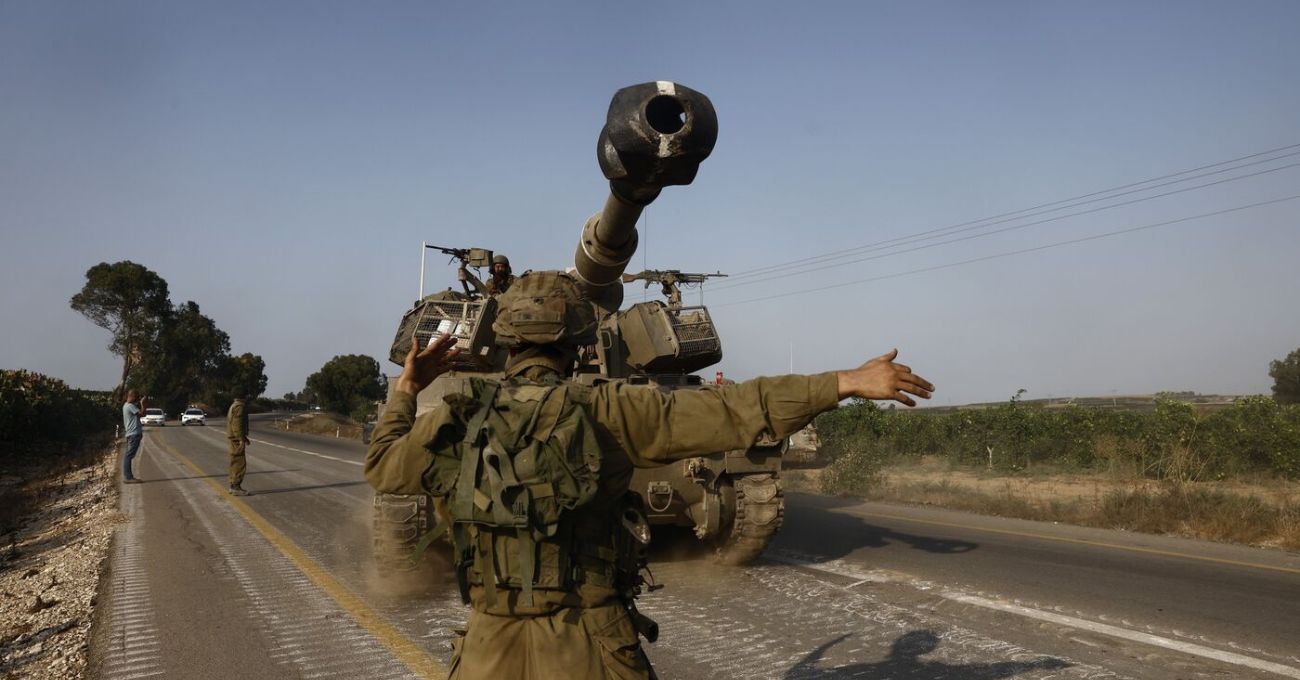 Un arma autopropulsada del ejército israelí avanza hacia la frontera con Gaza en las afueras de Sderot, Israel, el 8 de octubre.Fotógrafo: Kobi Wolf/Bloomberg