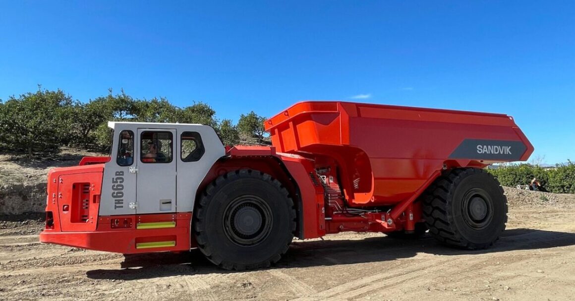 La industria minera también quiere dejar el diésel. Y ya tiene su primer camión eléctrico de dimensiones colosales