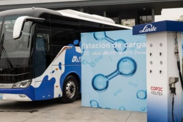 Copec y Linde presentan "hidrolinera" para primer bus de H2 en Chile