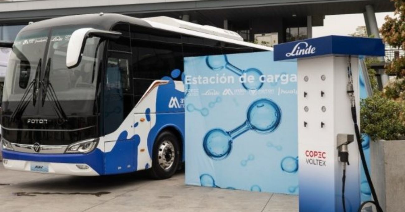Copec y Linde presentan "hidrolinera" para primer bus de H2 en Chile