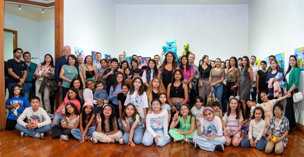 Artista iquiqueña Yoely Alegre y grupo de niños pintores exponen sobre surrealismo en Sala de Arte Casa Collahuasi