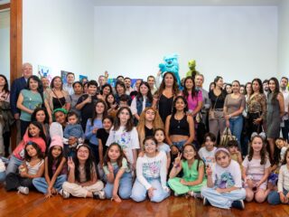 Artista iquiqueña Yoely Alegre y grupo de niños pintores exponen sobre surrealismo en Sala de Arte Casa Collahuasi