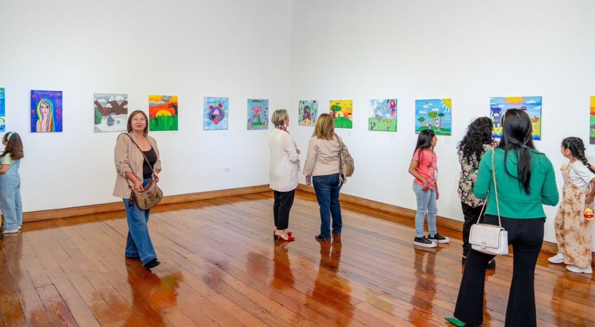 Artista iquiqueña Yoely Alegre y grupo de niños pintores exponen sobre surrealismo en Sala de Arte Casa Collahuasi
