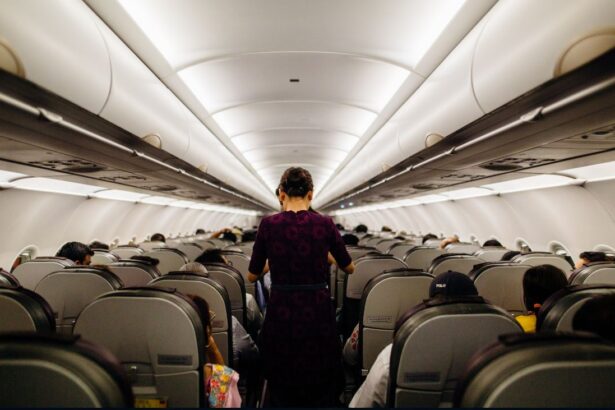 ¿Te gustaría ser azafata? Conoce el sueldo promedio para tripulante de cabina en Chile