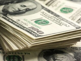 El Dólar Alcanza un Nuevo Máximo Desde Noviembre de 2022 por el Retroceso del Cobre