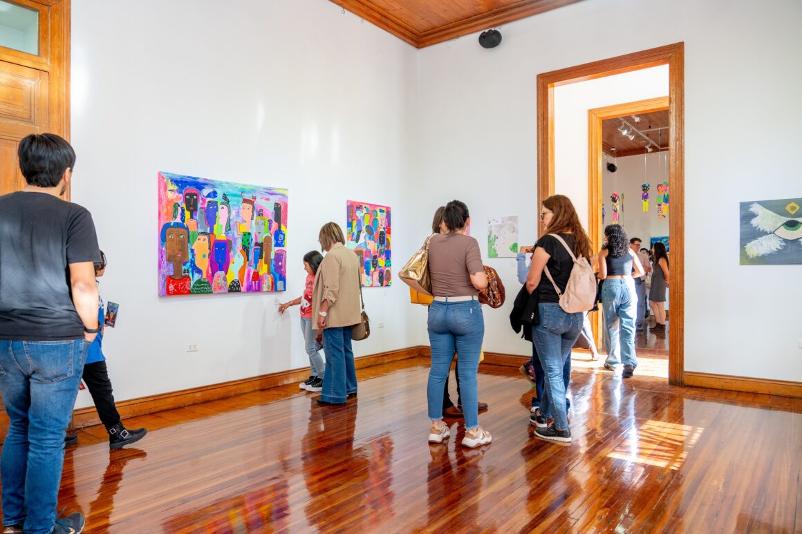 Artista iquiqueña Yoely Alegre y grupo de niños pintores exponen sobre surrealismo en Sala de Arte Casa Collahuasi