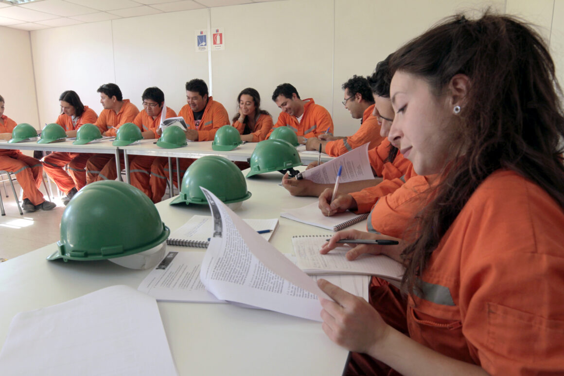 Universidades ofrecerán cupos adicionales en 2024 para mujeres en carreras STEM que contribuirán a la minería