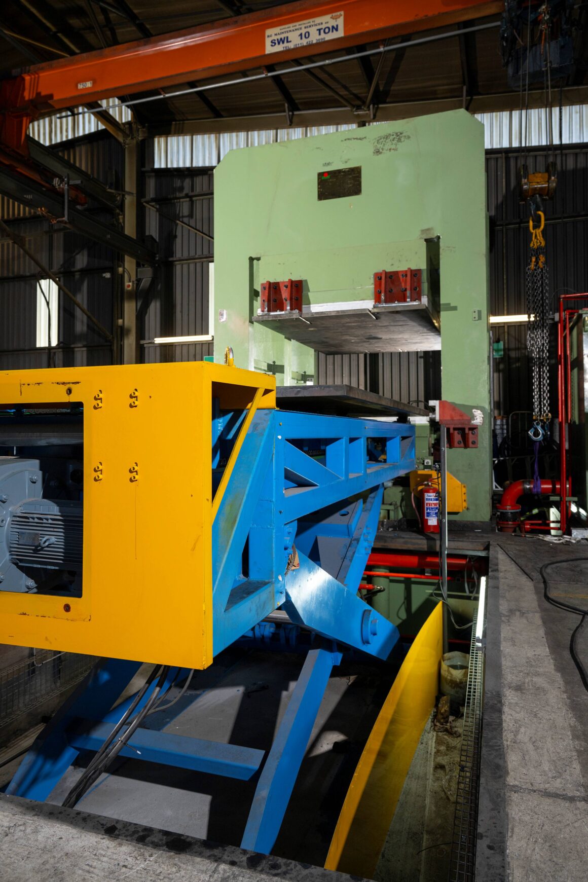 Multotec potencia su capacidad y versatilidad con la instalación de prensas nuevas y modernas en su fábrica de revestimientos de molino.