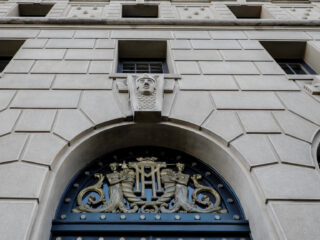 Sueldos de hasta $1 millón: Ministerio de Hacienda busca choferes, cajeros y técnicos