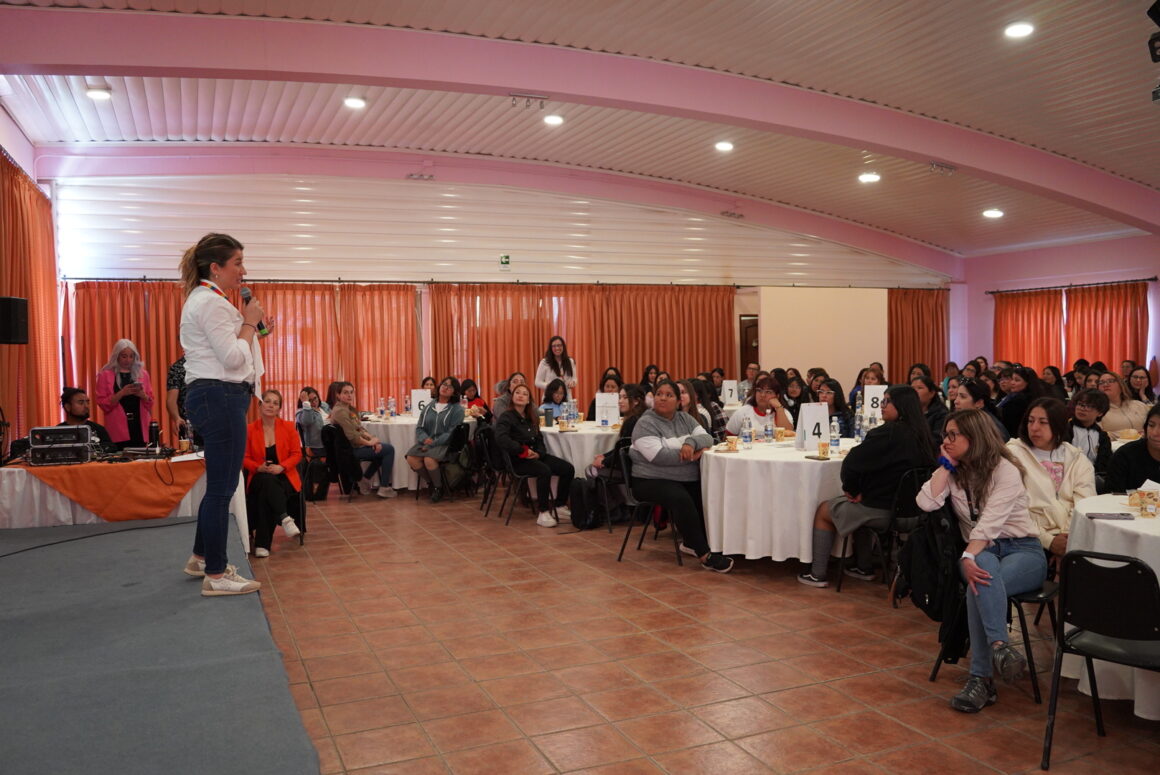 Con emotivo encuentro alumnas de la Escuela de Mujeres Líderes de Codelco Distrito Norte continúan su formación