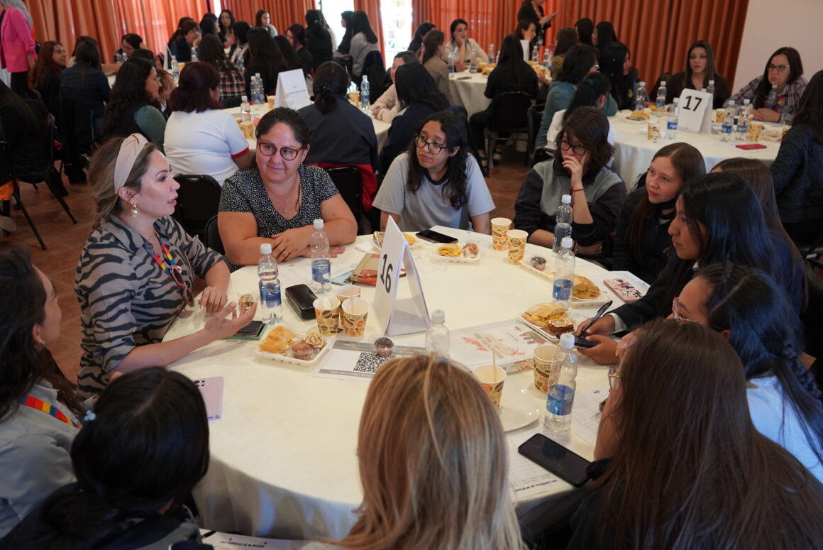 Con emotivo encuentro alumnas de la Escuela de Mujeres Líderes de Codelco Distrito Norte continúan su formación