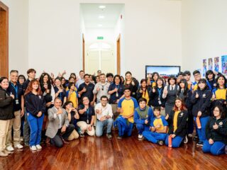 Estudiantes del Liceo Minero Juan Pablo II de Alto Hospicio despliegan toda su creatividad en Sala de Arte Casa Collahuasi