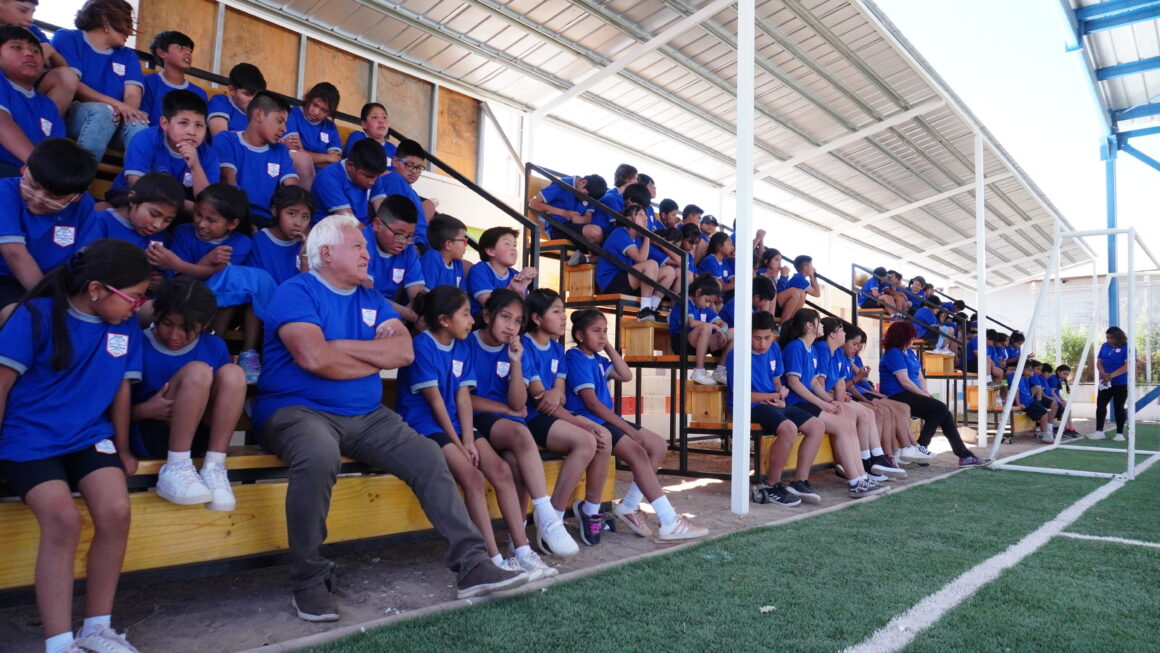 Escuela de Chiu-Chiu mejora su cancha deportiva con apoyo de Minera El Abra