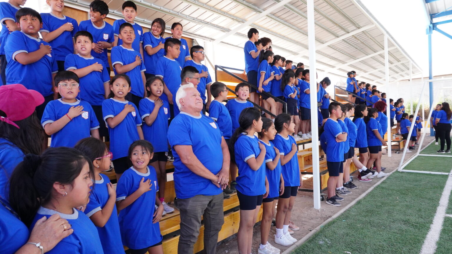 Escuela de Chiu-Chiu mejora su cancha deportiva con apoyo de Minera El Abra