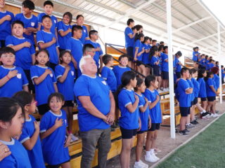 Escuela de Chiu-Chiu mejora su cancha deportiva con apoyo de Minera El Abra