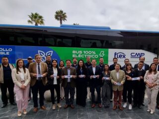 Compañía Minera del Pacífico y Flex reciben en Copiapó nuevos buses de primera flota 100% eléctrica de la minería chilena