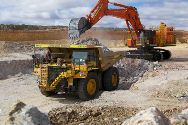 ¿Nueva amenaza para la oferta de SQM?: Multimillonario neozelandés sale a comprar acciones de Azure Minerals