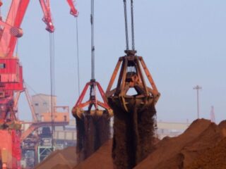 El Precio del Mineral de Hierro Registra su Segunda Ganancia Semanal Impulsado por Estímulos en China