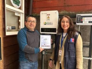 Entregan reconocimiento a Cervecería Dragón Verde que instaló paneles solares para reducir costos en electricidad