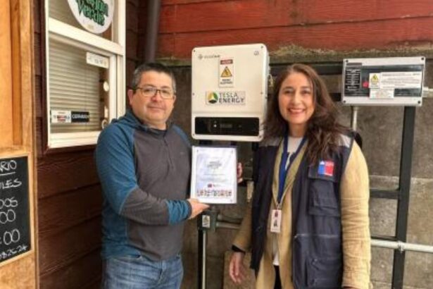 Entregan reconocimiento a Cervecería Dragón Verde que instaló paneles solares para reducir costos en electricidad