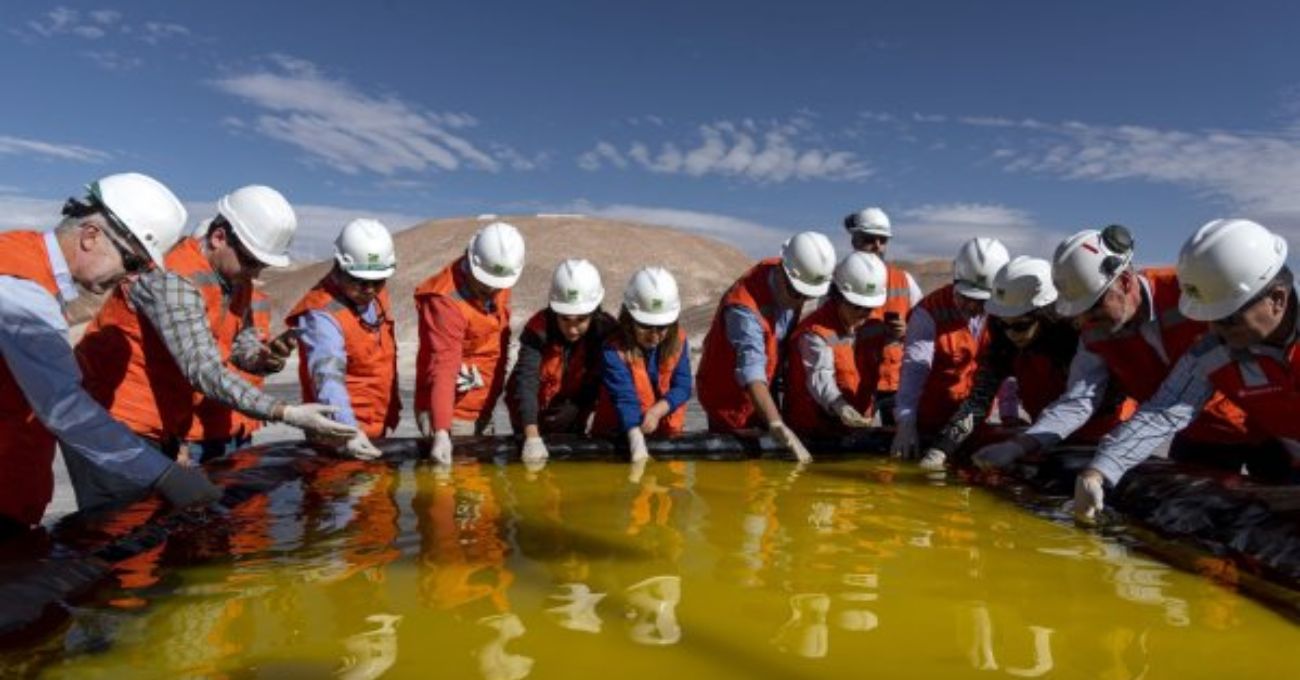 ¿Por qué las corredoras siguen apostando por SQM? En el año la minera pierde US$ 8 mil millones de valor bursátil